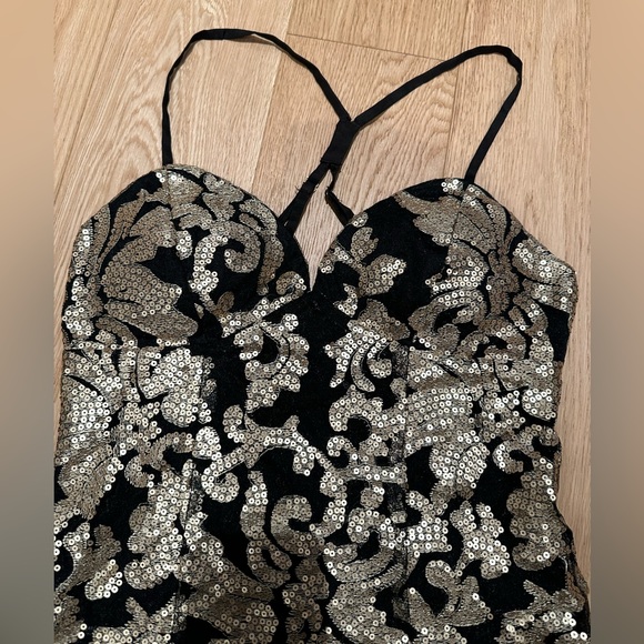 Ark&co black and gold sequin mini dress. Worn once! Adjustable straps - Picture 4 of 4